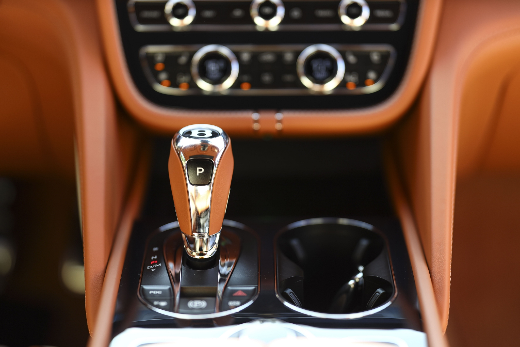 宾利添越bentaygaspeed,2023款宾利添越4.0黑武士落地价