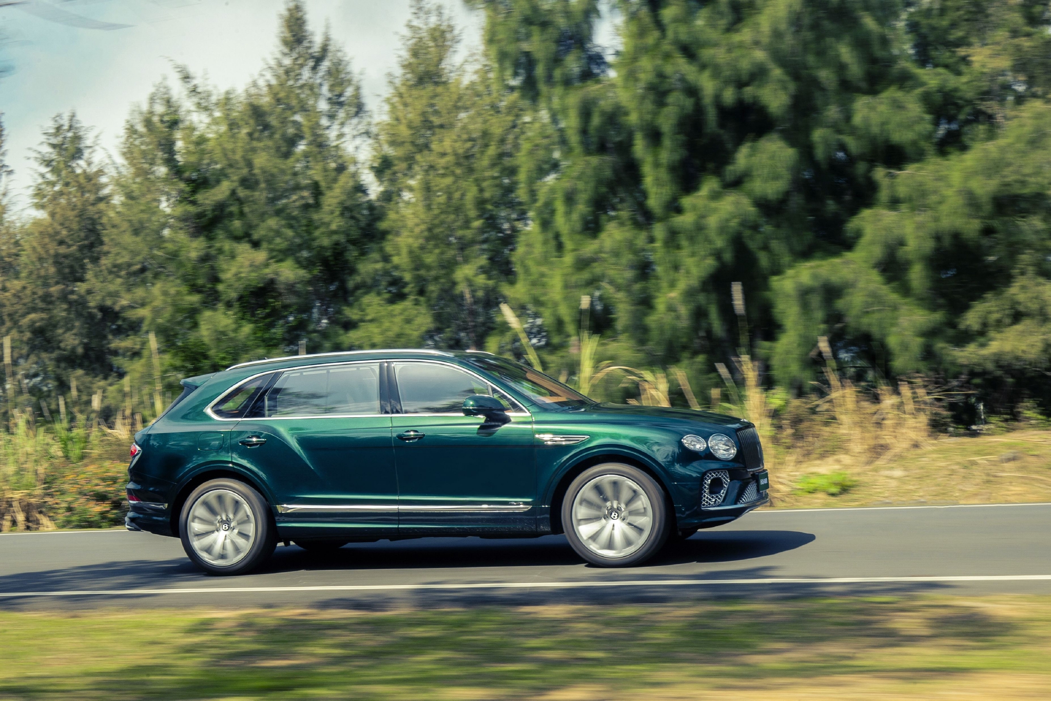 宾利添越bentaygaspeed,2023款宾利添越4.0黑武士落地价