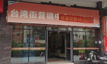 居民楼破损井盖,井盖破损无人修