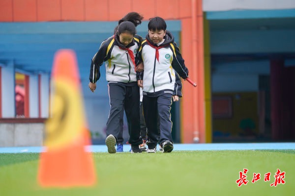 小学推出“百变运动课程”，11岁姐妹花绘制运动画册全校学生人手一份