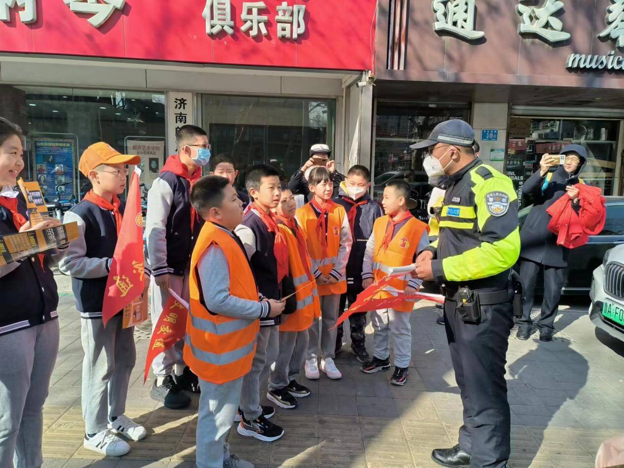 雷锋精神永放光芒主题,弘扬雷锋精神争做志愿先锋班会