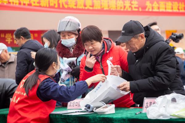 团池州市委开展“雷锋精神与我同行”便民志愿服务集中行动日活动