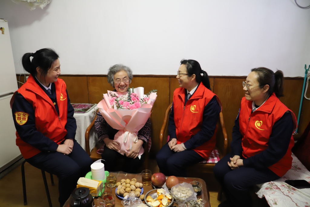 最美半边天丨一次乘车，结下34年情缘！“姐妹班”爱心接力照顾孤寡老人