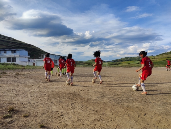 一座匪夷所思的球场和一位朴素的校长