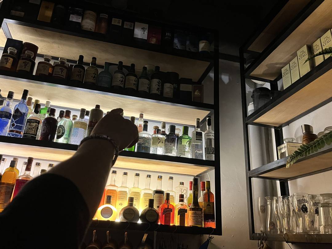 酒吧卖假酒处罚,酒吧贩卖毒品判刑