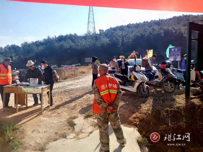 “把路口、巡山头、盯坟头”——冯官桥社区筑牢清明节森林防火防线