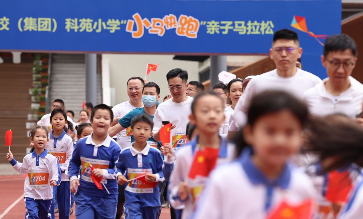 女排奥运冠军亮相！助力科苑小学亲子马拉松周末开跑