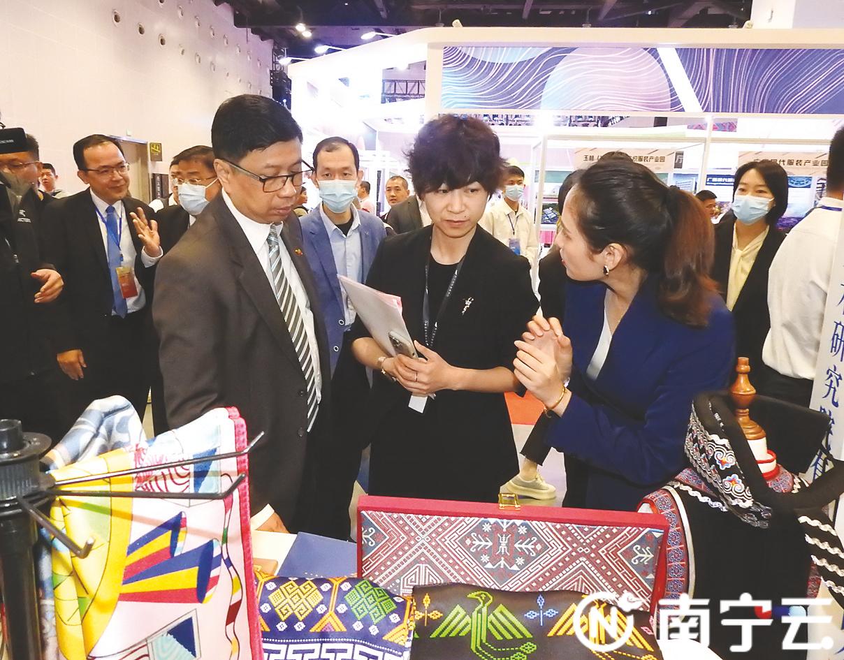 三月三穿壮族民族服饰小学生女生,广西三月三看见壮族服饰之美