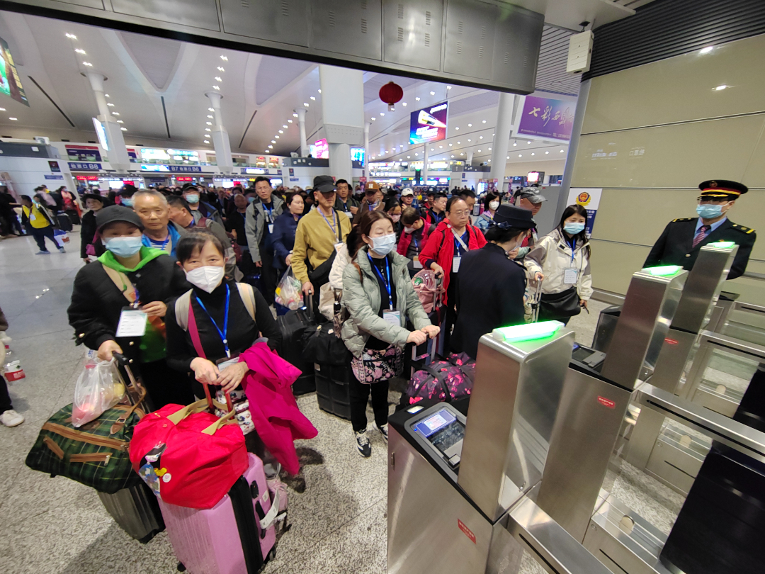 五一坐专列去新疆旅游要注意什么 (五一假期乘车及自驾需要注意这些)