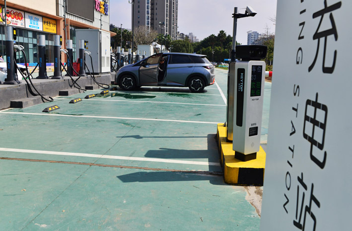 新能源新车充电桩,新能源充电桩充电时警告灯闪烁