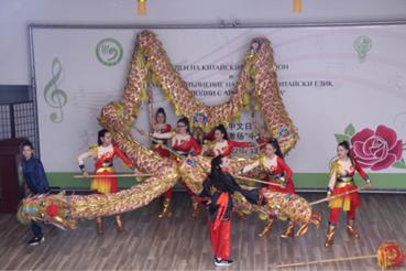 中外友人齐聚,中外友人共同体验传统文化