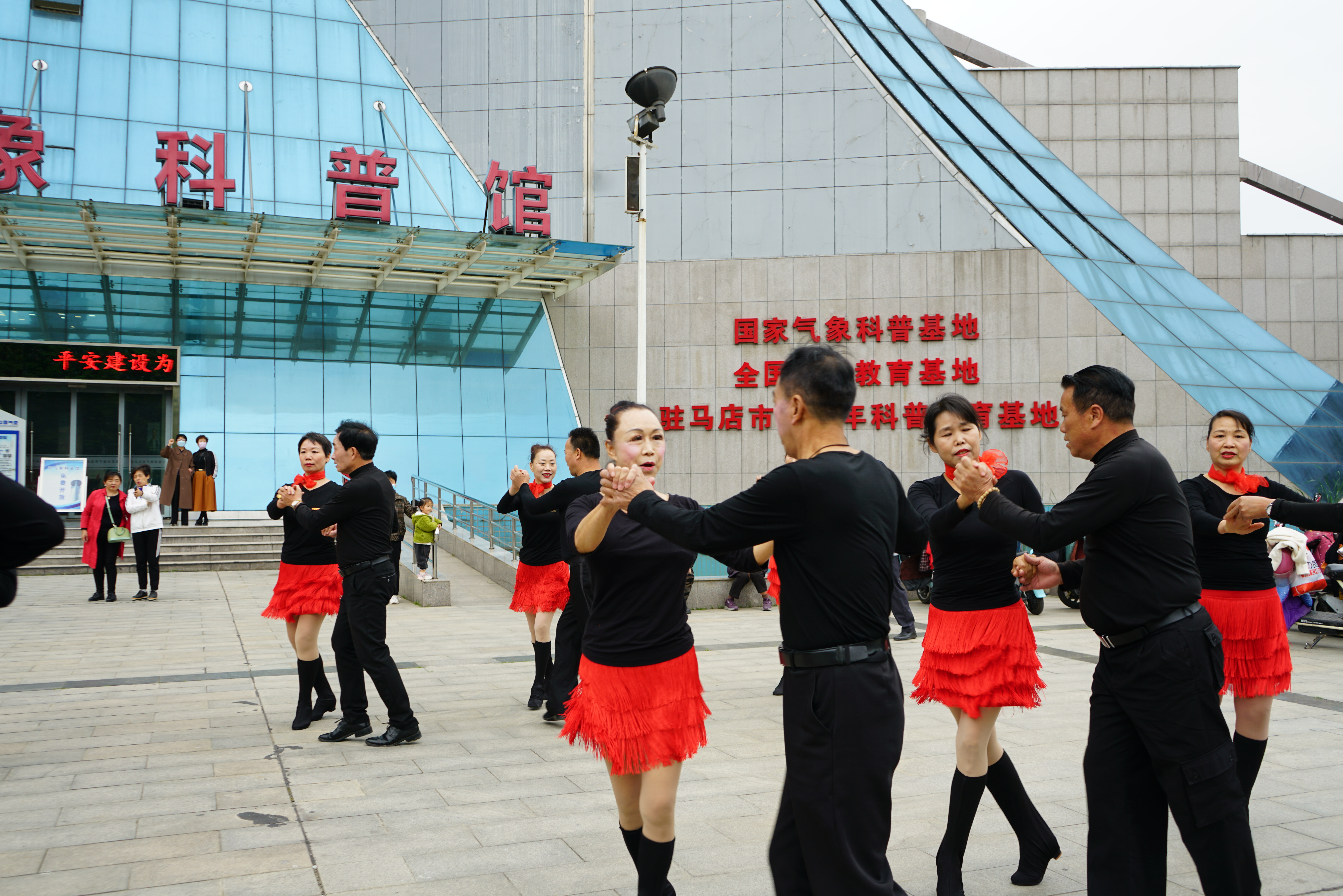驻马店市公共关系协会公关礼仪艺术团举办首届庆“五一”文艺演出