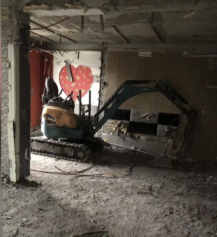 哈尔滨私砸承重墙居民楼，居民紧急撤离住酒店，律师：危害公共安全，健身房老板和装修人员赔不起也得赔！