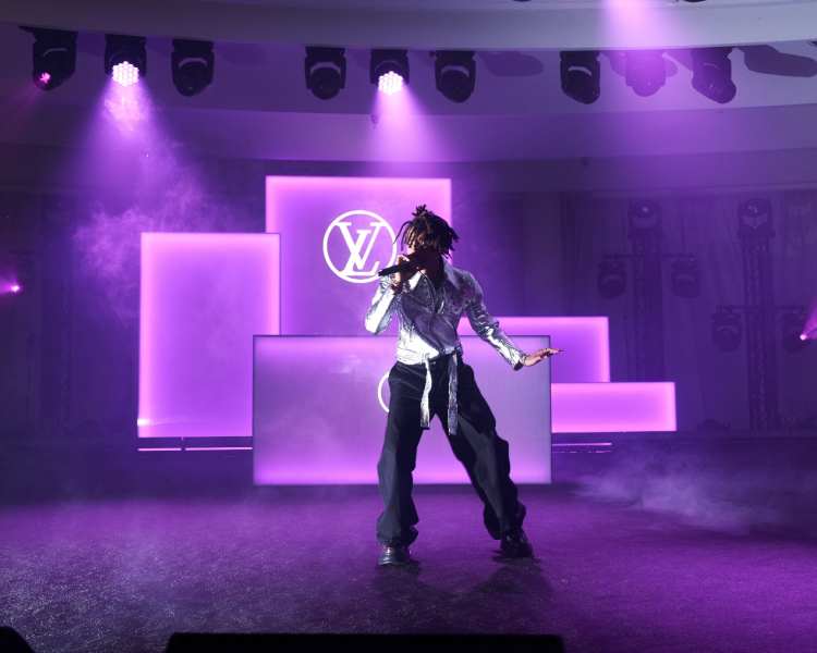 路易威登2023新款牛仔裤,路易威登2023棉服刺绣