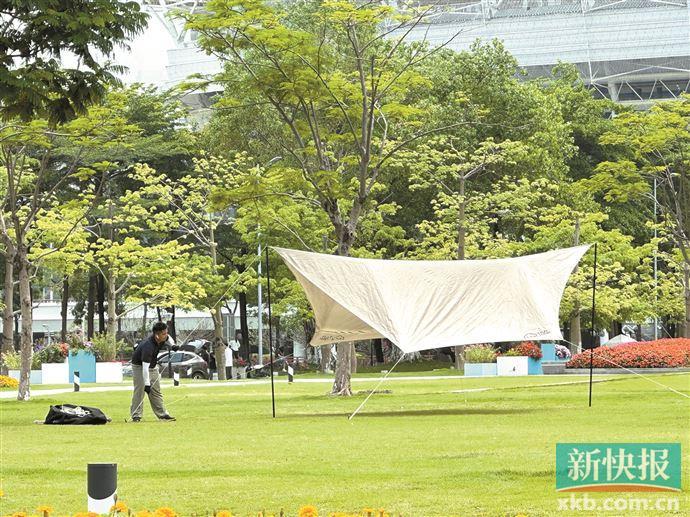 二沙岛公共草坪竟有人搭帐篷盈利