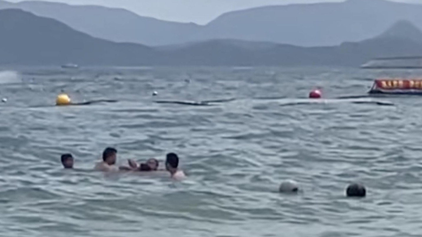 大梅沙老外救人,大梅沙救落水者