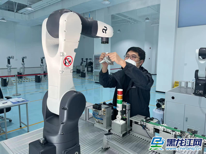 【对话裁判长】工业机器人项目裁判长谭庆吉：技能竞赛是推动高技能人才队伍建设的重要抓手