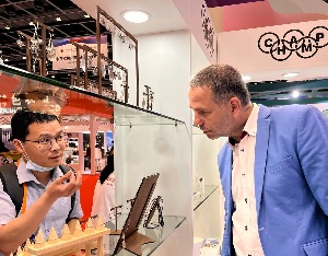 探馆｜塞尔维亚商人在展位上打出了“寻找代理商”