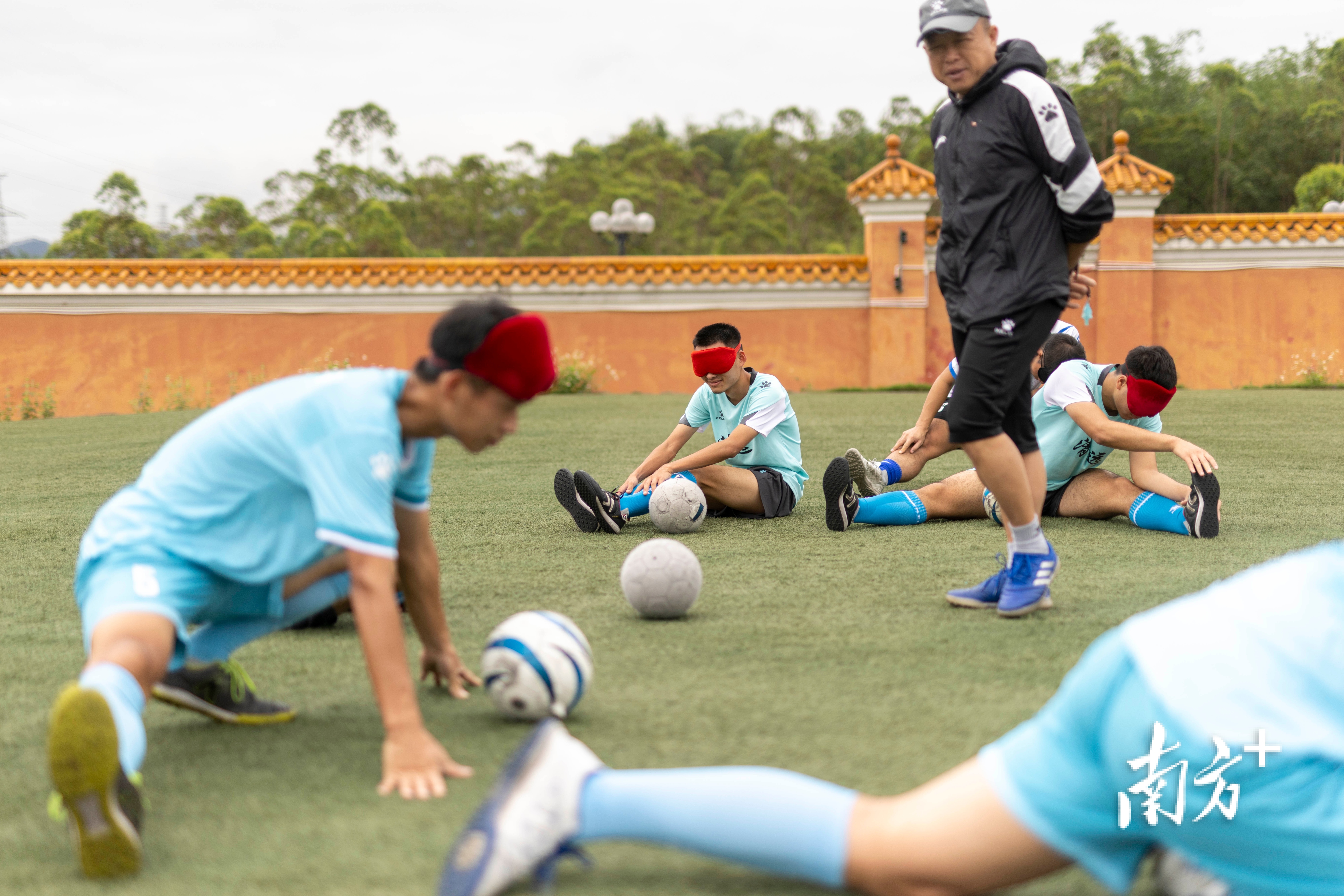看不见的绿茵场上，听风驰骋踢向“光明”｜视界