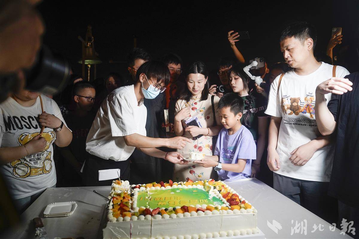 吸引了105万游客前来观光打卡,数万名游客打卡武汉两江游