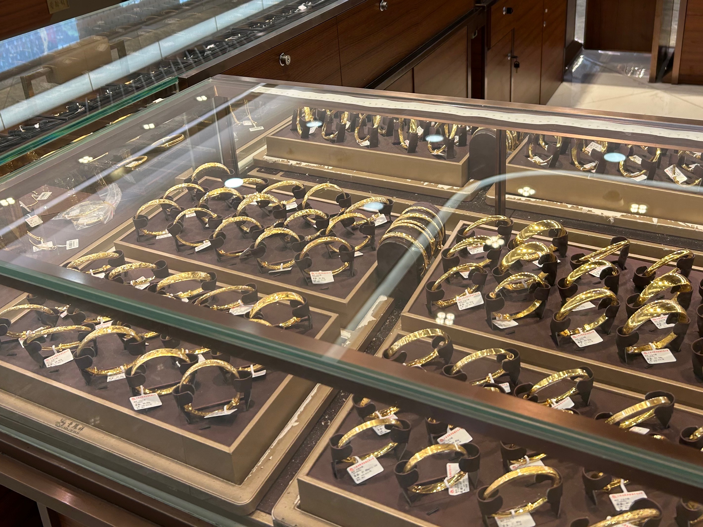 国际金价怎么涨这么快,国际金价逼近历史高点