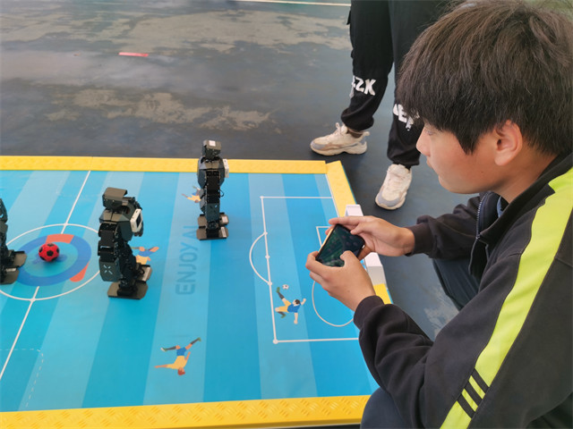 指挥机器人,机器人运动打乒乓球