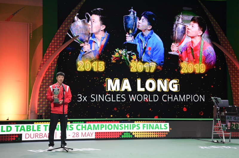 圣勃莱德杯马龙捧杯照片,马龙获圣勃莱德复刻杯国外祝贺