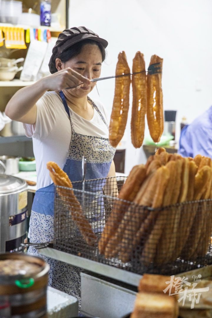 橙柿视觉丨杭州这家人均10元的烧饼油条店，凭什么能入选“米其林”？今早我们去探了探