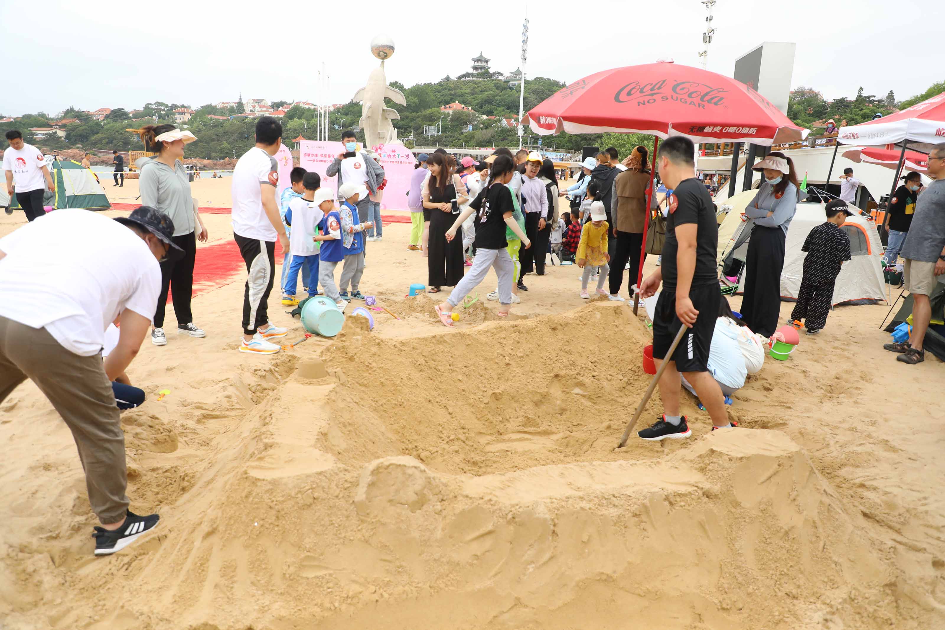 逐梦沙滩，亲子共乐！青岛朝城路小学举行沙滩游艺节