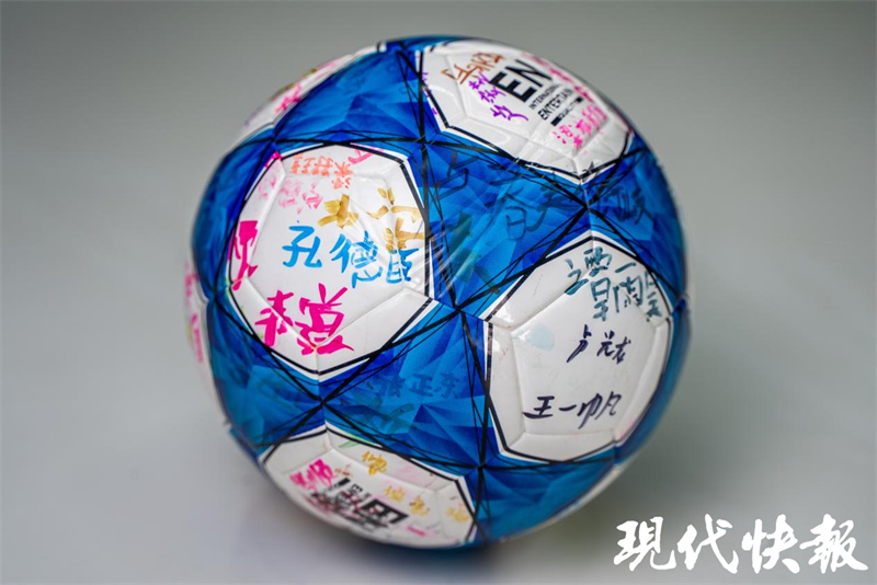 跨越1800公里！儿童节前大朋友收到小朋友送的签名足球