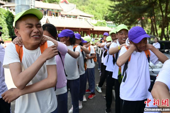 特写：一道彩虹下的40名藏族孩子北京行