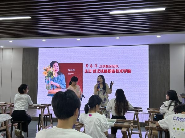 汉绣进大学校园，一群“男绣郎”穿针引线传承非遗