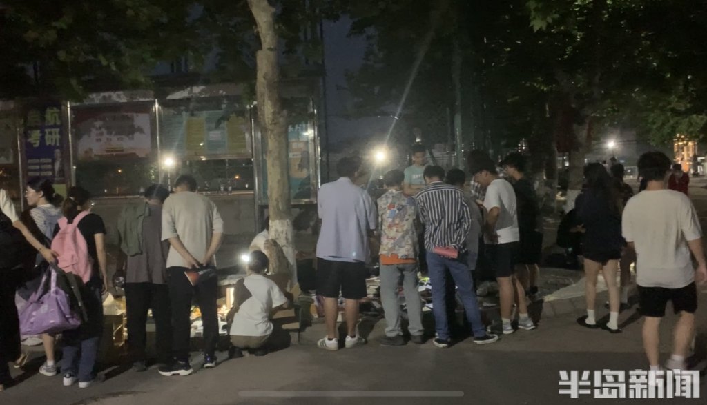 男生卖书和电子设备，女生卖日用品、化妆品……高校毕业“跳蚤市场”重启，把“带不走的青春”留给有缘人