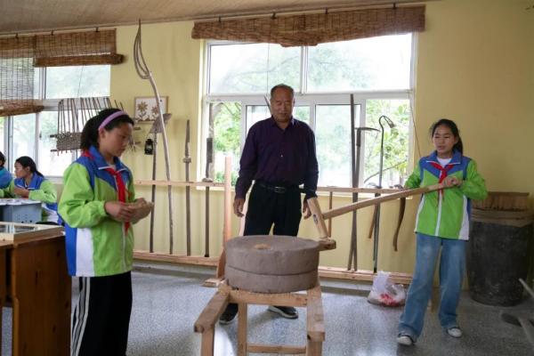 收麦子农民工干活,种地少年收小麦