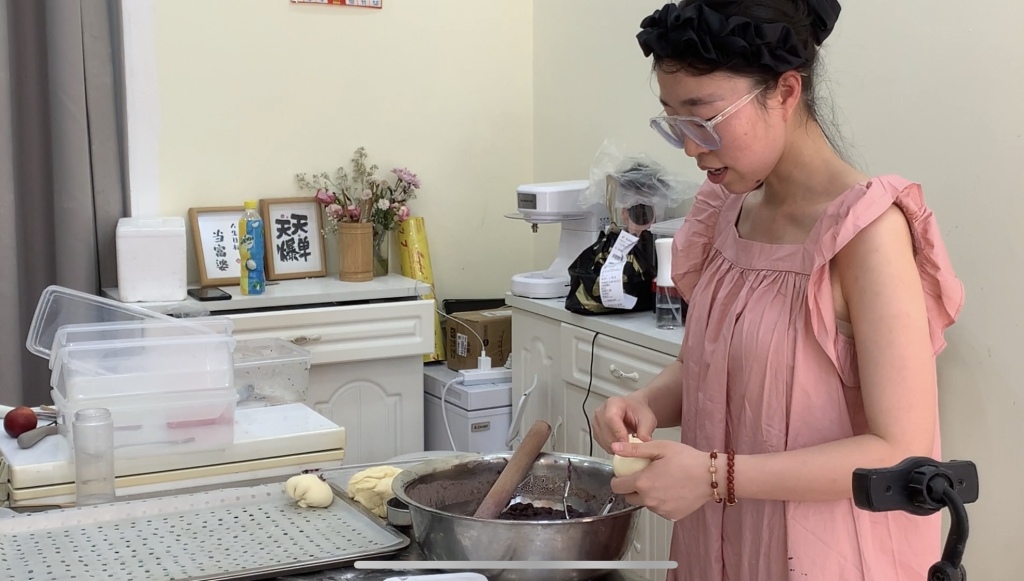 每扛1袋面，能省1块钱！网红小情侣掘金馒头店，两月赚十万，秘诀在这里