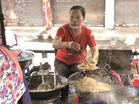 柳州卖炒粉,玉林阿姨摆摊卖炒粉不涨价