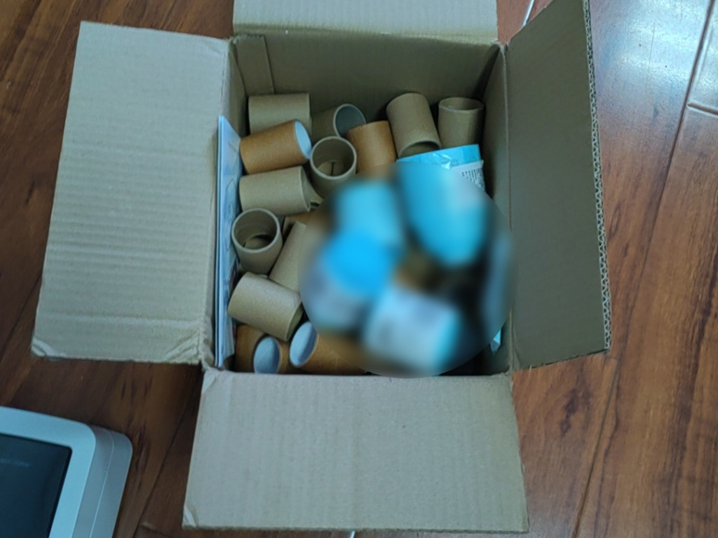 反光镜上贴有小广告，扫二维码*载下**投资APP，被骗数万元！