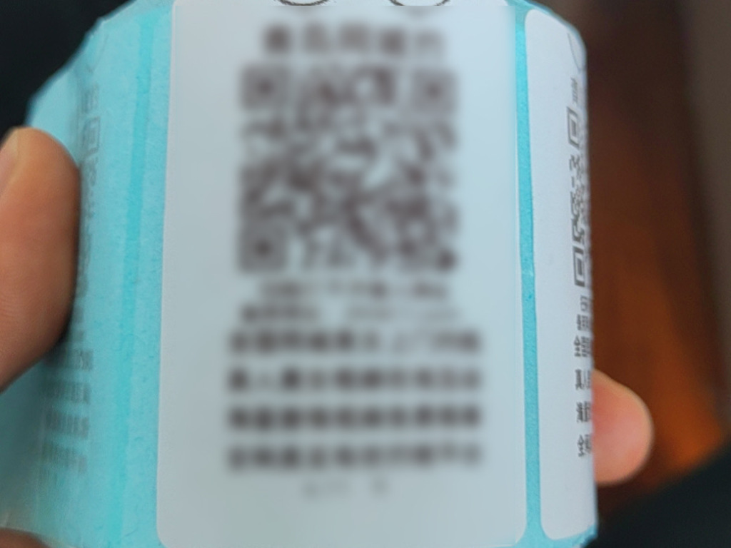 反光镜上贴有小广告，扫二维码*载下**投资APP，被骗数万元！