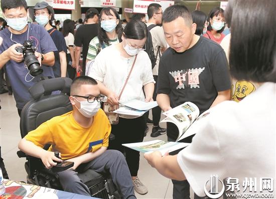 这位特殊的考生如愿完成高考续写坚强人生