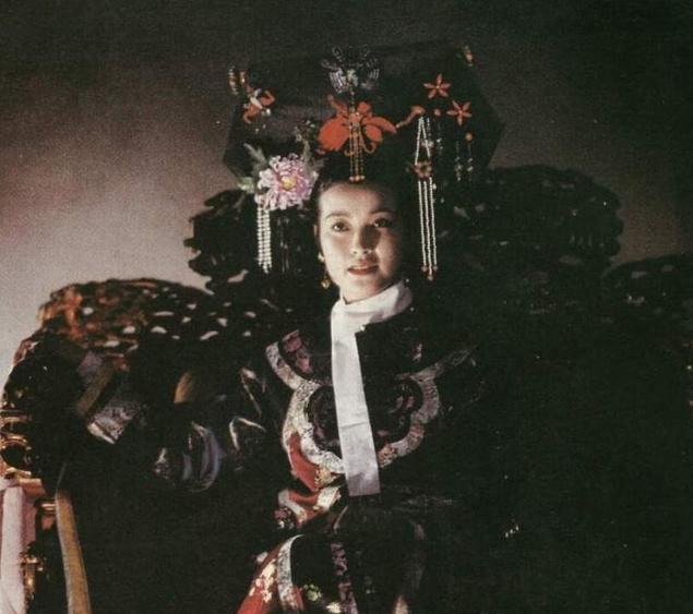 24岁夺得影后生孩子却被老公抛弃,24岁斩获影后但生活却不尽如人意