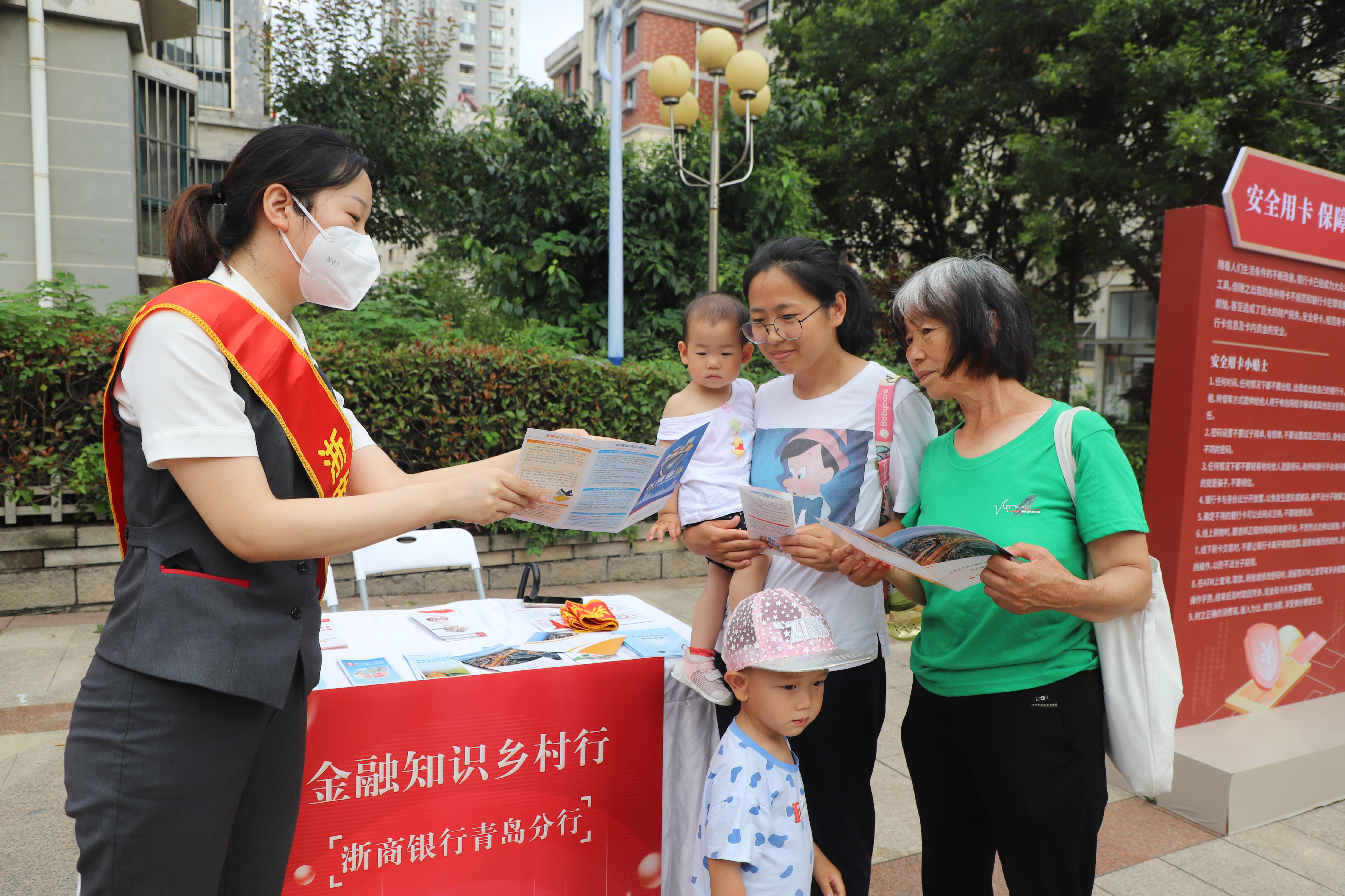 大篷车队“垄上行”青岛“金融知识乡村行”活动第七站走进西海岸之一