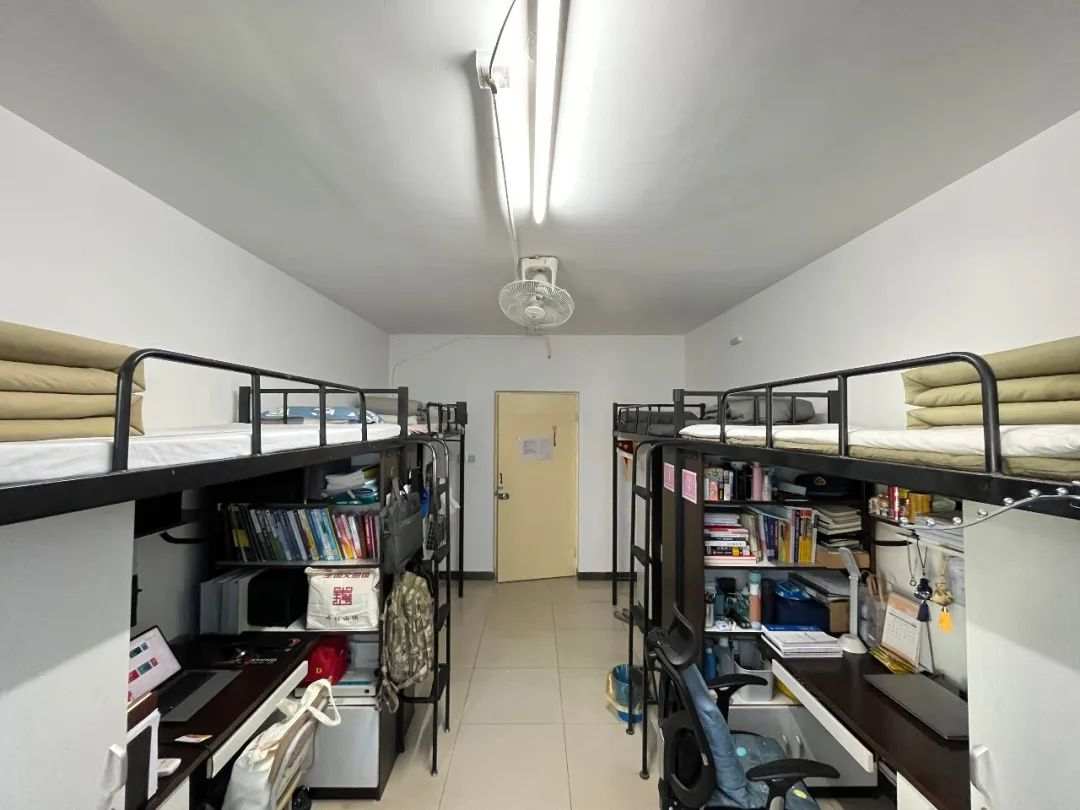 一个宿舍三个退役军人，剩下那位：“你感动吗？我不敢动！”