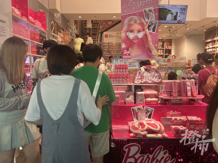 票房飙升，联名产品遍地开花却一件难求，这个“洋娃娃”终于在中国火了！