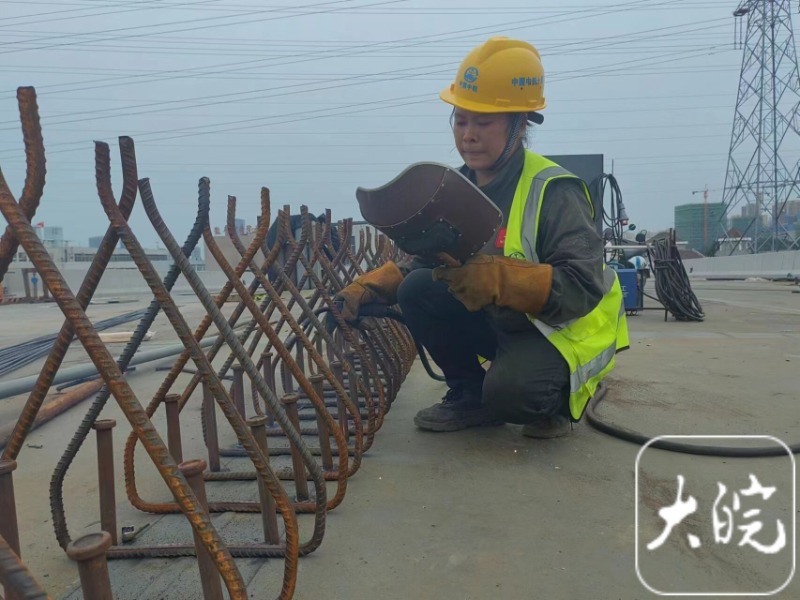 高温天气电焊工,高温下的电焊人