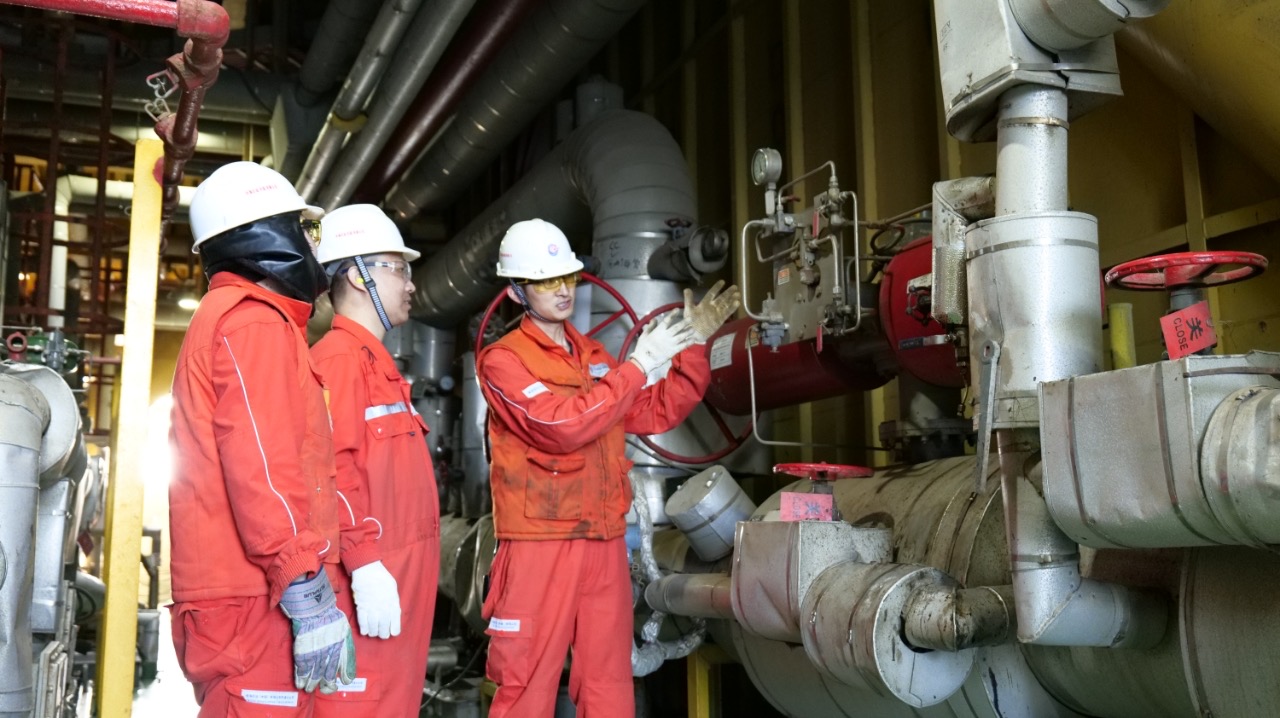 中国海上采石油平台,海上钻井采原油