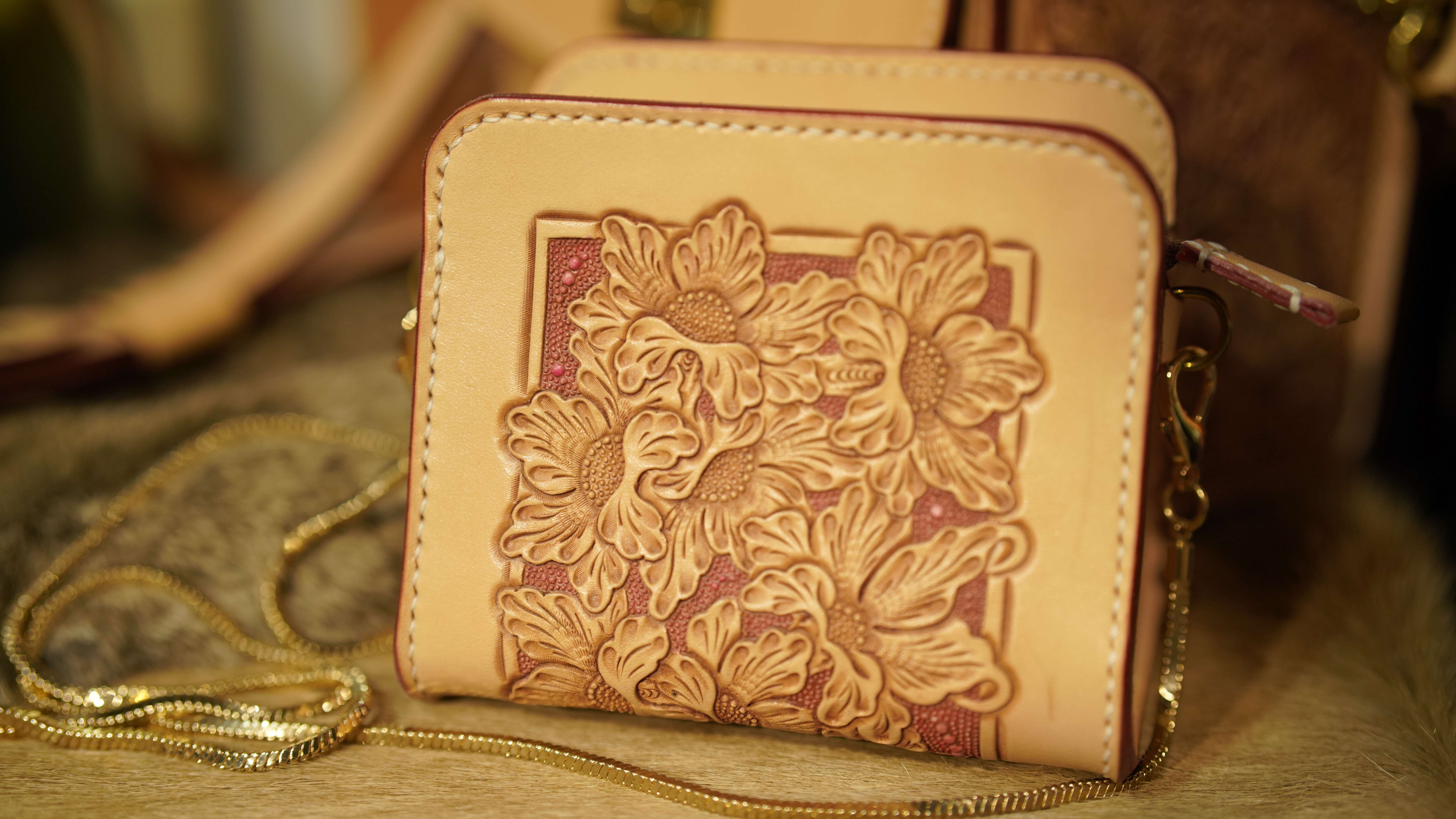 山海间有答案|雕一片叶——皮雕技艺