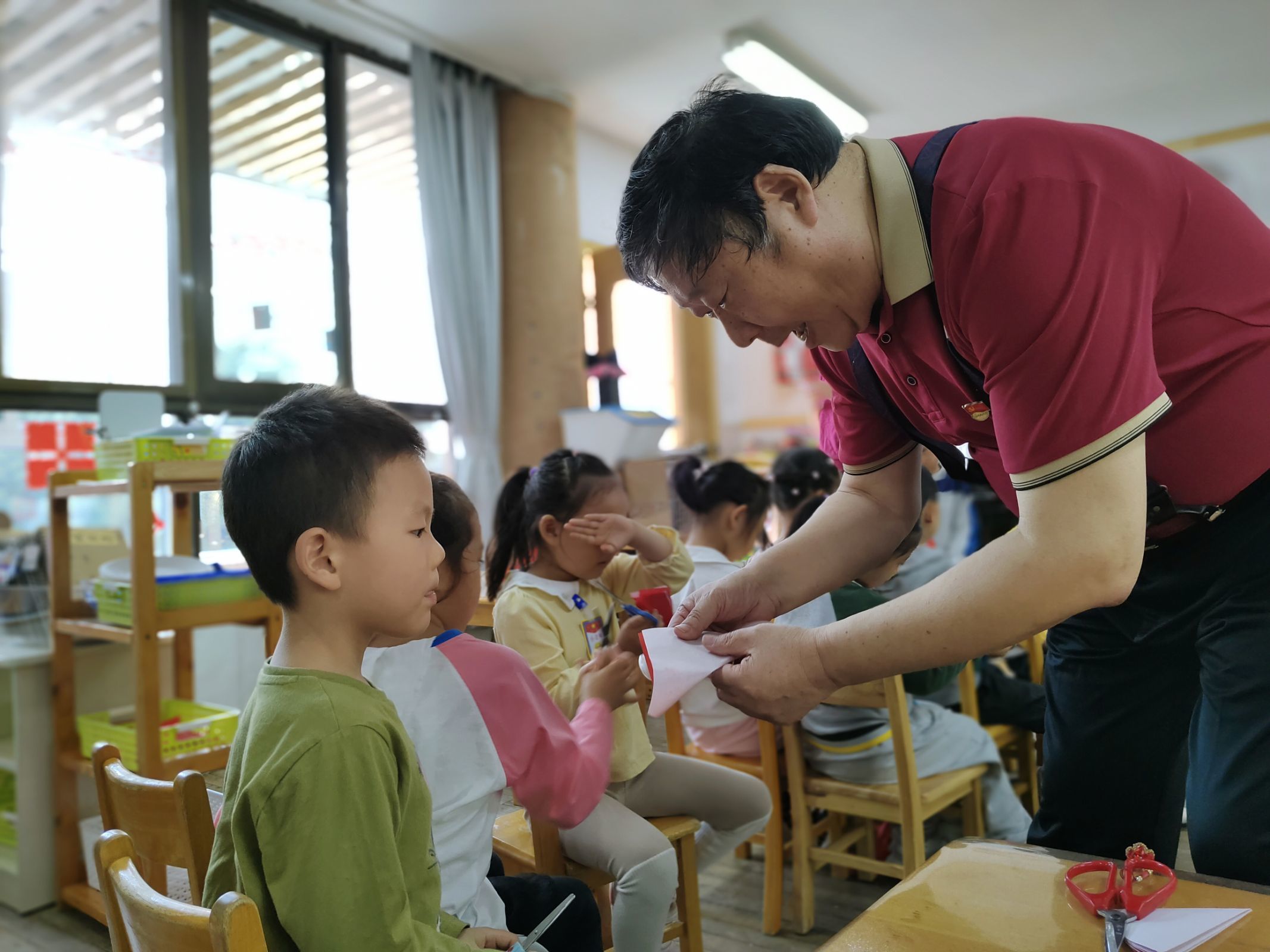 弘扬传统文化传承剪纸艺术——南京师范大学龙江幼儿园非遗趣味剪纸活动