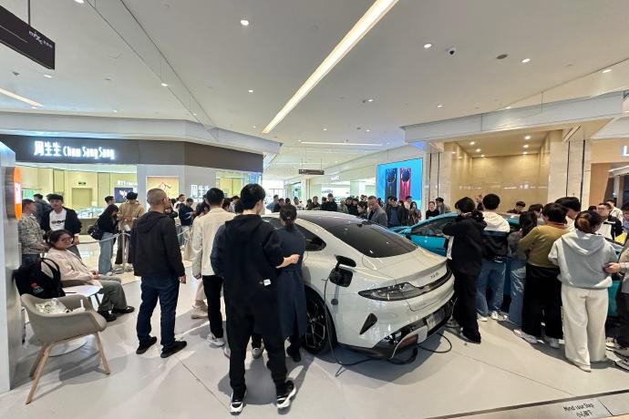 小米车主与雷军直播,小米车主与雷军合影