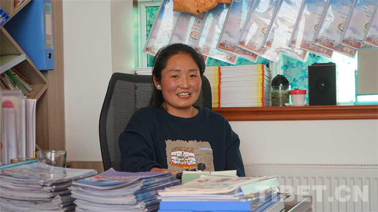 春日的洛隆县第一小学