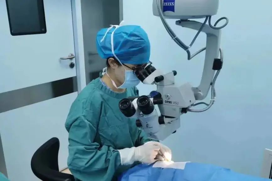 医术精湛情暖人心患者感恩送锦旗,眼科医生医术高超锦旗